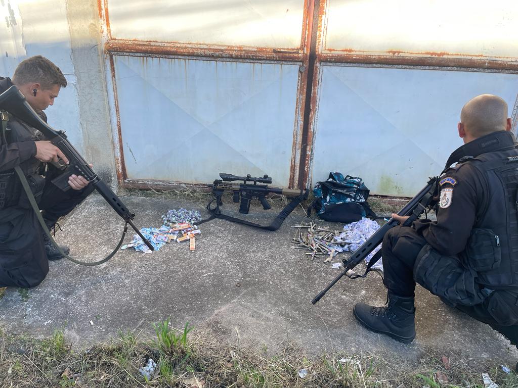 Batalhão de Queimados apreende fuzil 556, munições, drogas e prende um traficante em Itaguaí